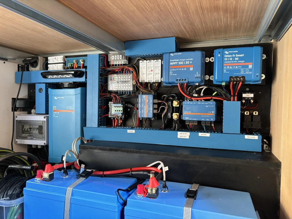 Réalisation : installation électrique embarquée avec batteries et chargeurs