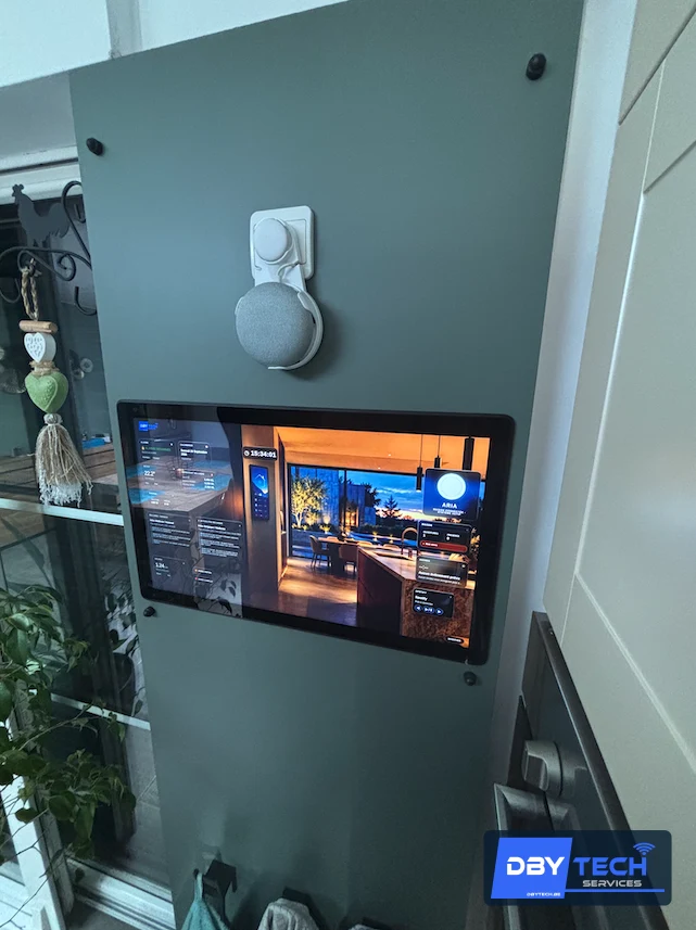 Écran DBYTECH intégré dans un panneau