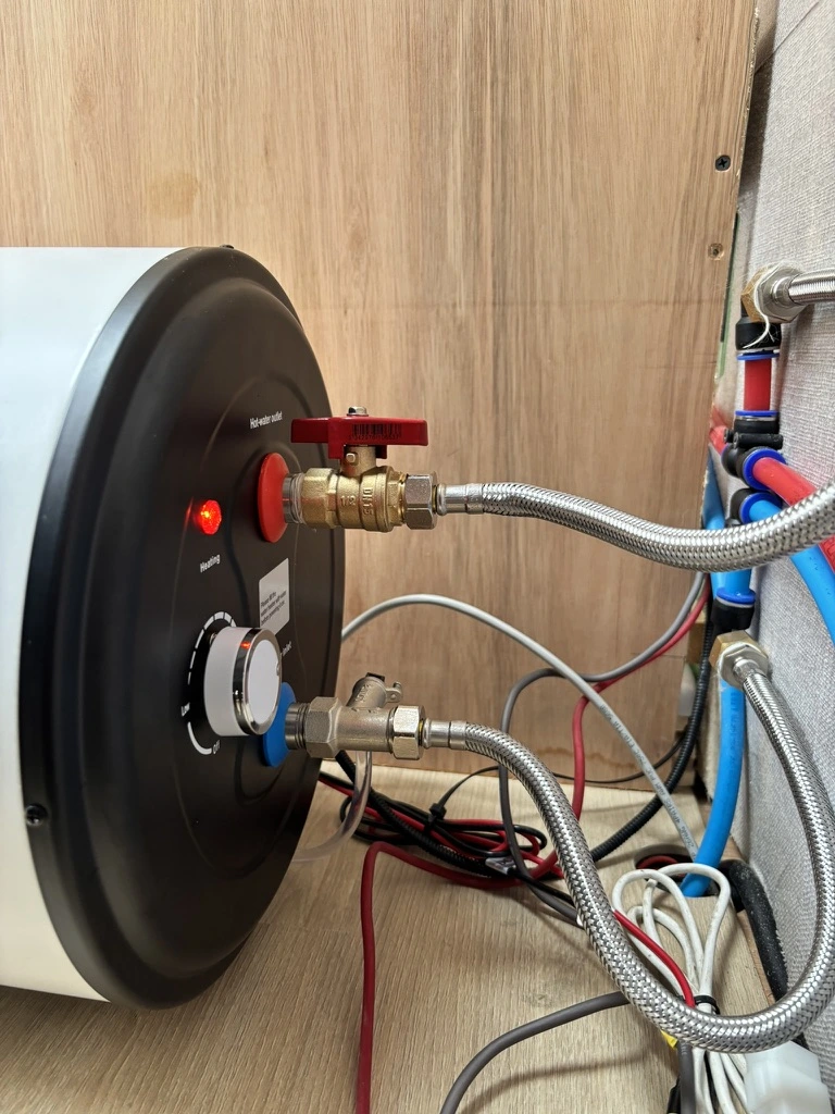 Réalisation client : boiler chauffe-eau de 15 litres, 220 V et 12 V, installé dans un véhicule aménagé