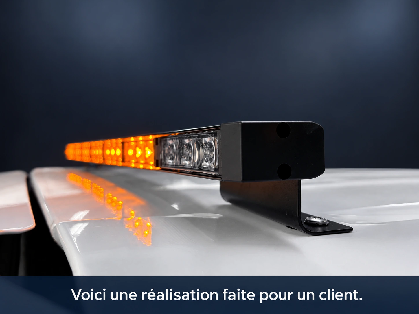 Réalisation : rampe orange installée sur un véhicule, fond retouché