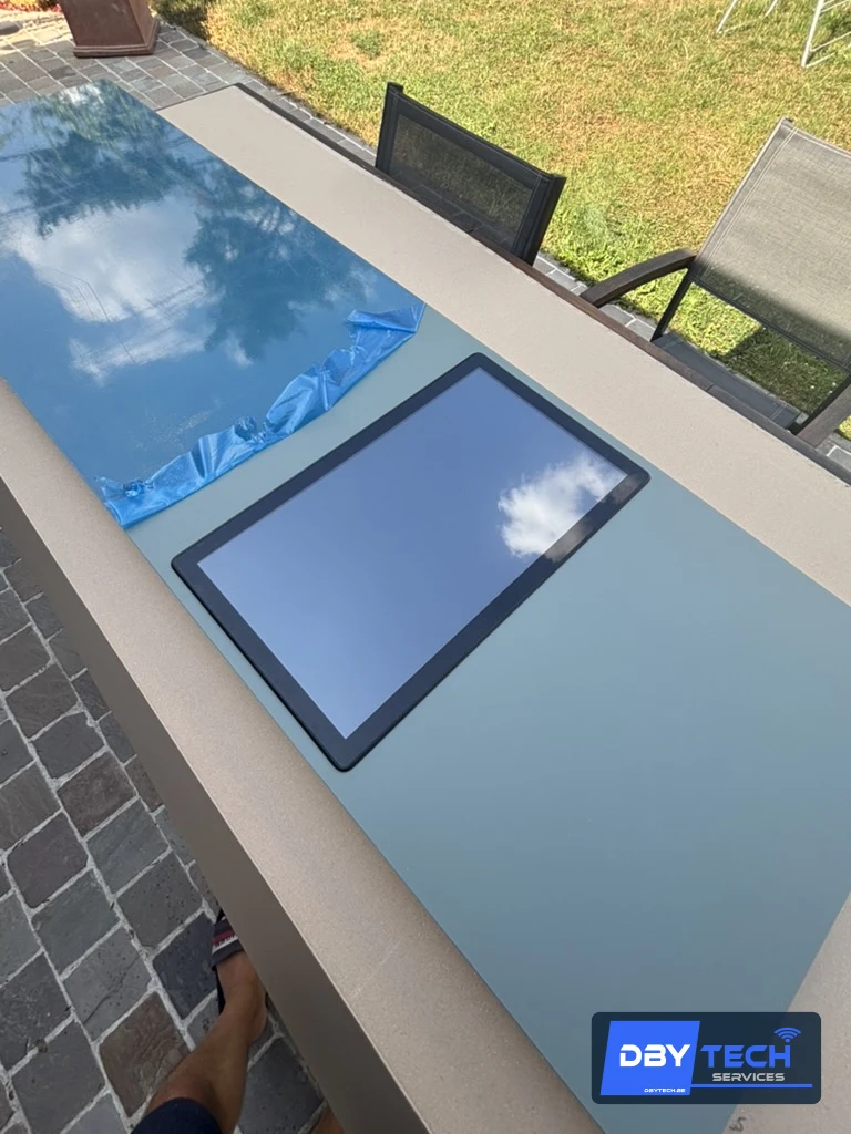 Écran tactile encastré sur mesure DBYTECH