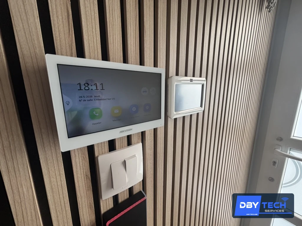 Écran Hikvision intégré sur panneau mural bois DBYTECH