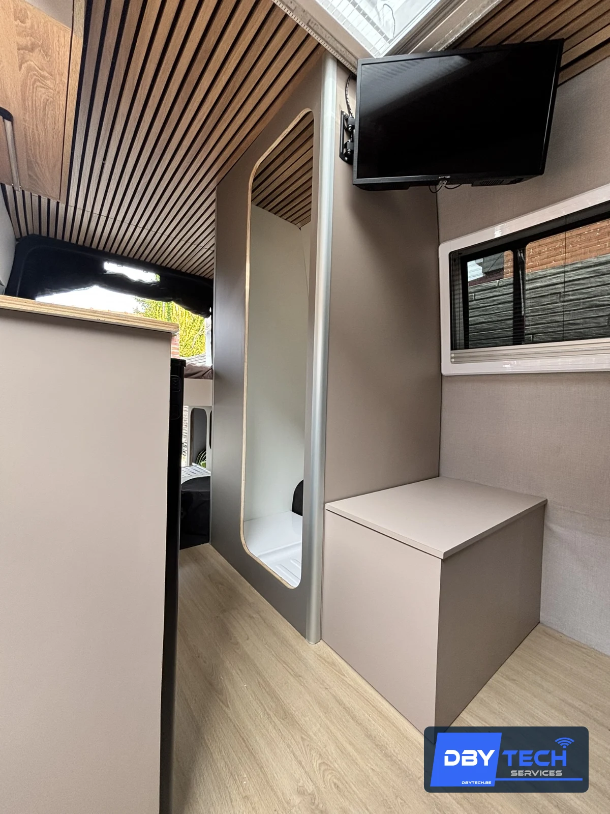 Télévision installée dans un van DBYTECH Terre Mer